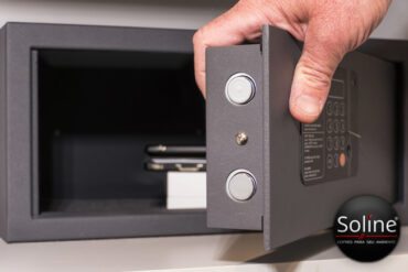 Em um mundo cada vez mais digital, proteger informações sensíveis e ativos valiosos é essencial. Os cofres digitais surgem como a solução moderna para quem busca segurança avançada, praticidade e controle sobre documentos, senhas, joias e valores. Seja para uso pessoal ou empresarial, esses dispositivos oferecem tecnologia de ponta para garantir máxima proteção.